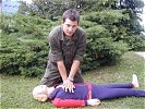 Rekrut Kramheller demonstriert seine Maßnahmen zur Wiederbelebung: Herzmassage...
