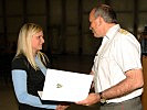 Angelika Leitner, eine der beiden ersten weiblichen Luftfahrzeugtechniker des Heeres, erhielt ihr Lehrlingsdekret aus den Händen von Brigadier Stadlhofer.