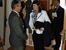 Oberst Richard Gruber, l., begrüßte Landeshauptfrau Gabi Burgstaller in der Krobatin-Kaserne.