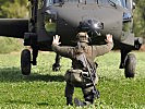 Ein Soldat weist einen S-70 "Black Hawk" der Luftstreitkräfte ein.