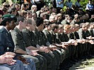 Soldaten des Bundesheeres während der Heiligen Messe im Zeltlager.