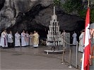 Militärbischof Werner feiert die heilige Messe vor der Grotte von Lourdes.