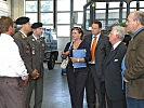 In der Kfz-Werkstatt: Generalmajor Bair (2.v.l.)mit den Besuchern, darunter die Präsidenten Holztrattner (2.v.r.) und Neureiter (r.).