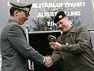 Generalleutnant Höfler übergibt den Schlüssel an den Ausstellungsleiter, Hauptmann Marco Kaltenegger.