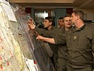 Offiziere im Brigadestab stimmen die Kampfunterstützung mit der Aufklärungsplanung ab.