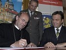 Verteidigungsminister Günther Platter und Abt Georg Wilfinger besiegeln den Kaufvertrag.