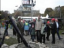 Besucher nehmen am Heldenplatz den Granatwerfer am Stand der Miliz unter die Lupe.