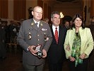 Oberst Hufler erhält das silberne Ehrenzeichen des Landes Salzburg.