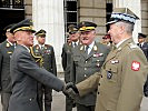 Brigadier Schmidseder, l., begrüßt den polnischen General.