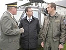 General Entacher und Minister Darabos im Gespräch mit "Black Hawk"-Pilot Hauptmann Reisinger.