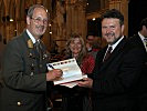 Brigadier Urrisk-Obertynski, l., übergab ein signiertes Buch an den Wiener Vizebürgermeister Ludwig, r.