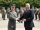 Brigadier Schmidseder übergibt Landtagspräsident Harry Kopietz das Truppenkörperabzeichen des Militärkommando Wien.