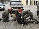 Soldaten der Militärpolizei überwältigen einen Angreifer.