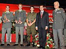 V.l.: Wolfgang Loitzl, Killian Fischhuber, Dominik Landertinger mit Norbert Darabos und Generalmajor Bernhard Bair.