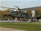 Der 'Black Hawk' bei der Landung am Wiener Heldenplatz.
