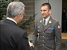 Landeshauptmann Sausgruber gratuliert Oberstleutnant Belec.