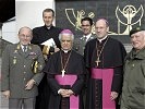 Diözesanbischof Dr. Schwarz und Brigadekommandant Polajnar freuen sich über den Besuch des Nuntius.