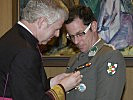 Militärgeneralvikar Fahrner überreicht Oberstabswachtmeister Stromberger den Orden.