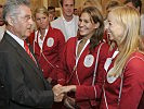 Bundespräsident Fischer mit den Heeressportlerinnen Jördis Steinegger und Elisabeth Mahn (v.l.) sowie Synchronschwimmerin Nadine Brandl.