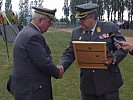 ABC-Chef Brigadier Norbert Fürstenhofer und Generalmajor Christian Segur-Cabanac (v.l.) mit der Verleihungsurkunde...