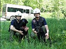Das Ehepaar Kerstin und Markus Gruber von der Freiwilligen Feuerwehr Traun mit den beiden Suchhunden Phibi und Lea.