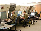 Mitarbeiter des Kontrollzentrums bei ihrer Arbeit an den Radarschirmen.