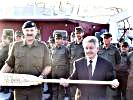 Landeshauptmann übergibt symbolisches Paddel an den Militärkommandanten