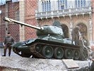 Ein Kampfpanzer T-34 hält Wache vorm Museum im Arsenal.