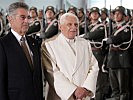 Gardesoldaten empfingen Papst Benedikt XVI. (hier mit Bundespräsident Fischer) am Flughafen Wien-Schwechat.