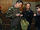 Vorbereitungen und Einweisungen in die Ausrüstung erfolgten durch qualifizierte Alpinsoldaten der Schweizer Armee.