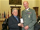 Oberst Piberhofer erhält das Goldene Ehrenzeichen aus den Händen von LH Pühringer.