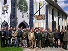 Die Teilnehmer vor der Hundertwasserkirche in Bärnbach...