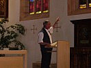 Diakon Pichler erklärt die Kirche in Hallstatt