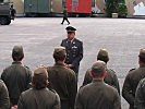 Oberst Hufler mit den Milizsoldaten: 'Gehen Sie professionell an die Aufgaben heran!'