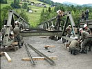 Die Bau-Pioniere beim Aufbau der D-Brücke.