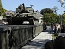 Ein Leopard-Kampfpanzer überquerte sogar eine Pionierbrücke 2000.