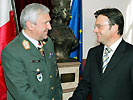 General iR Pleiner erhält das Große Goldene Ehrenzeichen.