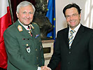 Verteidigungsminister Platter gratuliert General iR Pleiner.