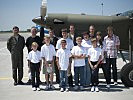 Die Kinder aus Tschernobyl vor der Pilatus PC-6 "Turbo Porter".