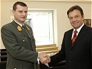 Minister Platter mit Brigadier Reißner: 'Volles Vertrauen in den erfahrenen Offizier'.