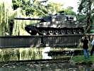 Belastungsprobe auf der Pionierbrücke: Ein 50 Tonnen-Panzer 'Leopard 2'.