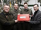 Verteidigungsminister Darabos, r., und Landeshauptmann Niessl, l., überreichten den Soldaten Weihnachtsgeschenke.