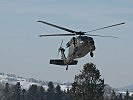 Österreichs modernster und größter Hubschrauber, ein S-70 "Black Hawk", während "Dädalus 09".