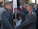 Brigadier Schröckenfuchs, r., übergibt die Fahne an Generalleutnant Höfler.