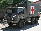 Im Camp Casablanca im Kosovo stehen auch Sanitätsfahrzeuge des Heeres bereit.