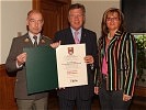 Bürgermeister Scheucher und GR Janesch waren die ersten Gratulanten, die dem Leiter der Sanitätsanstalt zur Auszeichnung beglückwünschten.