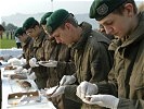... strichen die Soldaten des Militärkommandos Steiermark im Akkord Brote ...