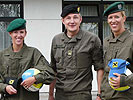 Die "Schwaiger Sisters" im neuen Uniform-Outfit mit Major Julius Schlapschy vom Truppenübungsplatz Allentsteig.