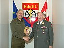 Generalmajor Bernhard Bair überreicht General Entacher das Wappen des Kommandos.