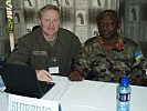 Oberst Tatschl (l.) mit seinem ruandischen Kollegen.